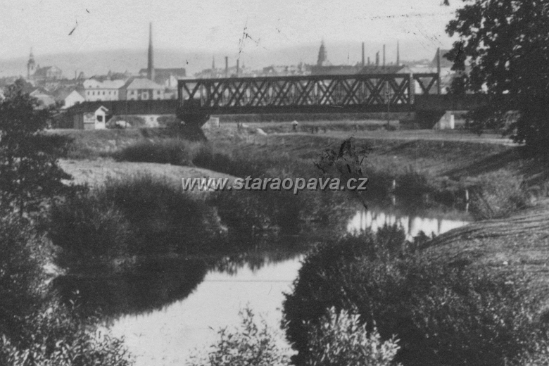 reka (15).jpg - Zvětšený detail z předchozí pohlednice. Pohled na vlakový most zničený v závěru II.světové války a dály na město.